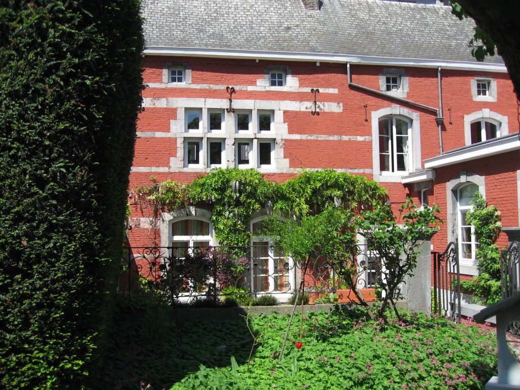 La façade et le jardin des Augustins à Huy